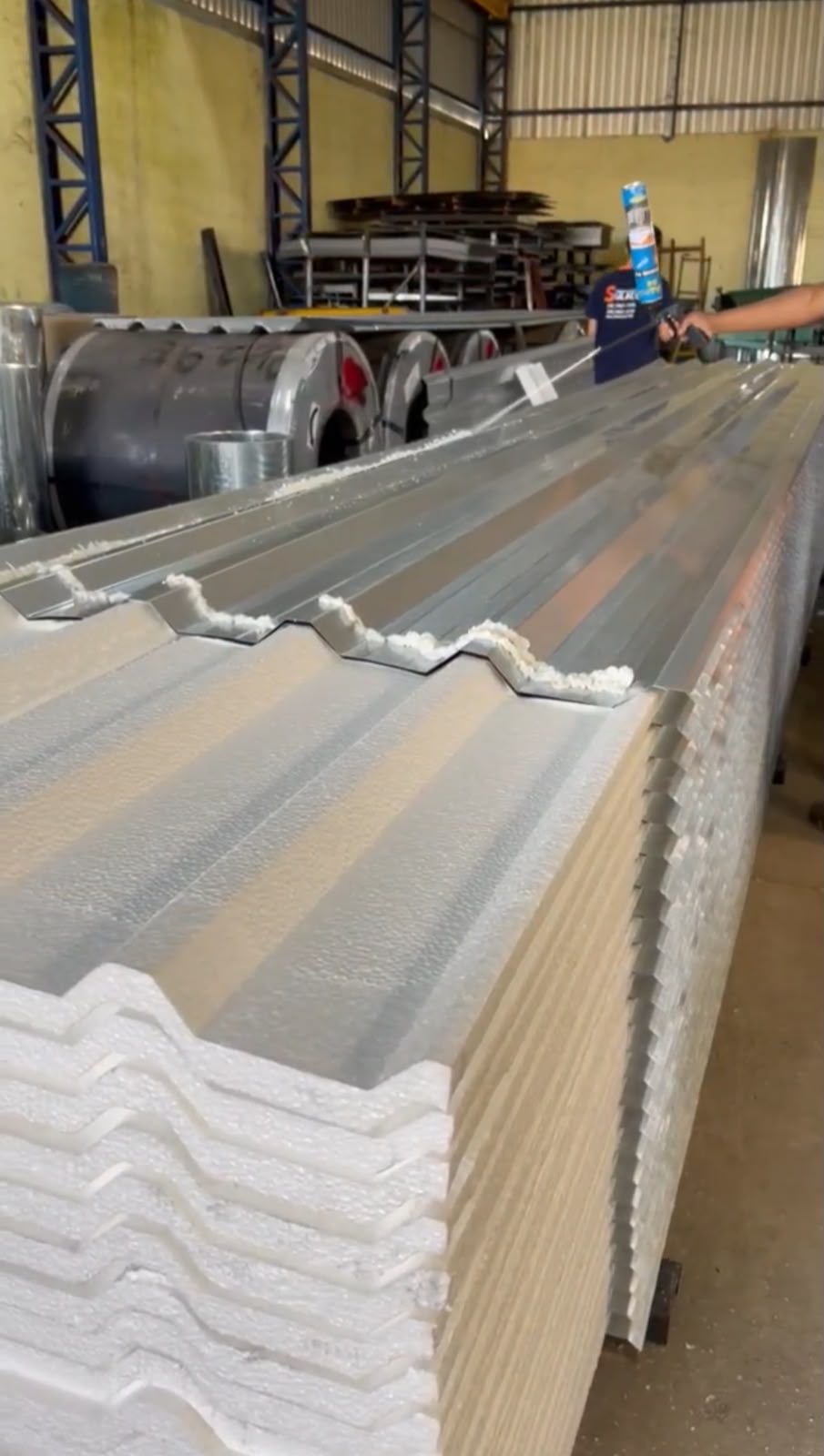 Telha sanduíche para conforto térmico, disponível na BEFER